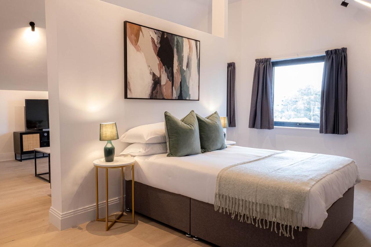 Stylish Apartments With Balcony For Upper Apartments & Free Parking In A Prime Location - Five Miles From Heathrow Airport Uxbridge Ngoại thất bức ảnh